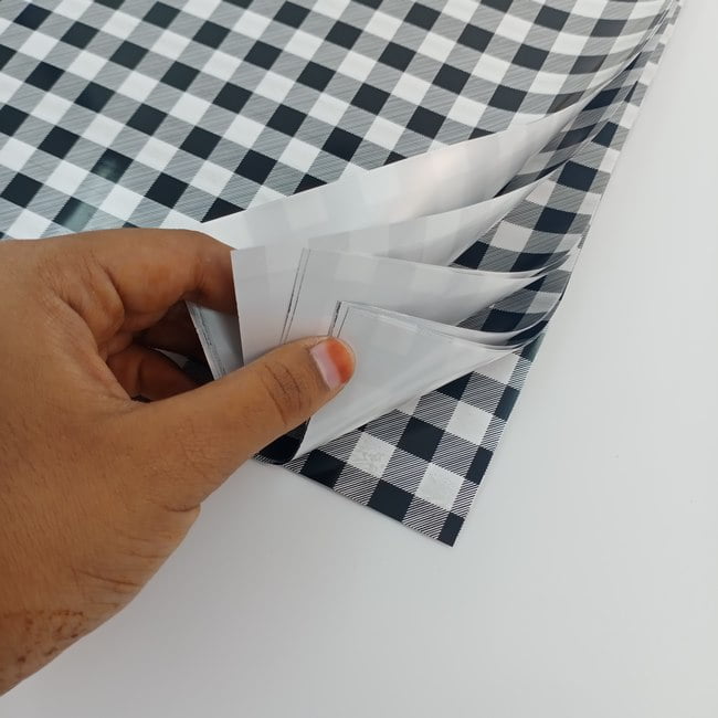 Plastic gift sheets-black with white checked - 22.5*22.5 in - 20 sheets - EKPS0031