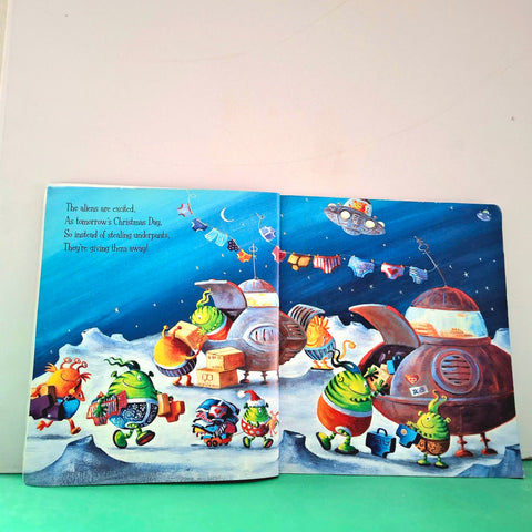 Aliens Love Pandas Claus - BKLT52117