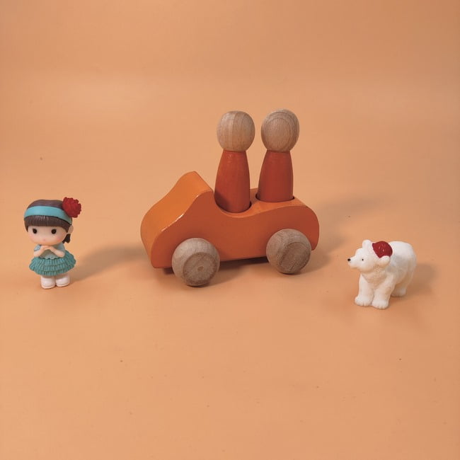 Extrokids Wooden 1 Car With 2 Peg Doll Set Toy - 1 pc RANDOM COLOR WILL BE SHIPPED - EKT1923
