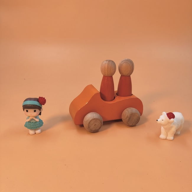 Extrokids Wooden 1 Car With 2 Peg Doll Set Toy - 1 pc RANDOM COLOR WILL BE SHIPPED - EKT1923