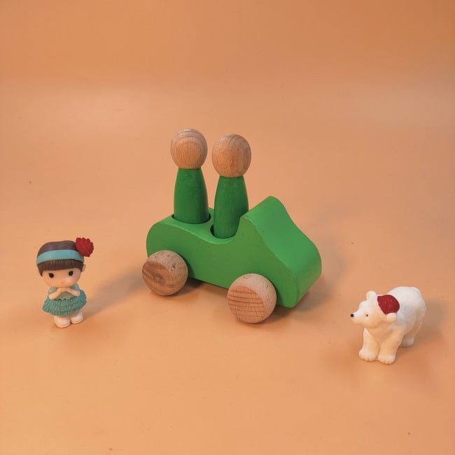 Extrokids Wooden 1 Car With 2 Peg Doll Set Toy - 1 pc RANDOM COLOR WILL BE SHIPPED - EKT1923