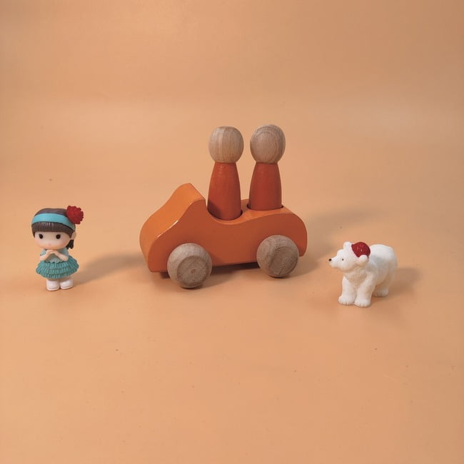 Extrokids Wooden 1 Car With 2 Peg Doll Set Toy - 1 pc RANDOM COLOR WILL BE SHIPPED - EKT1923