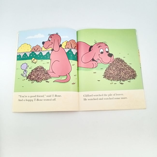Clifford the big leaf pile - BKLT30990